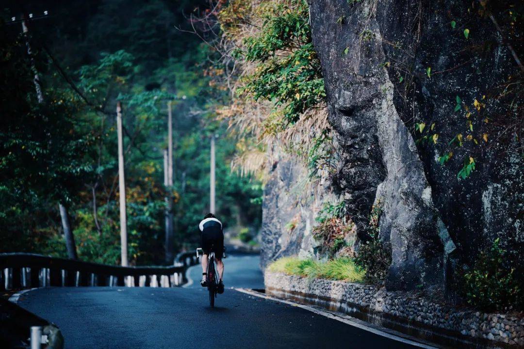 AIGC绘现场｜百万群山中，道路的千年之变