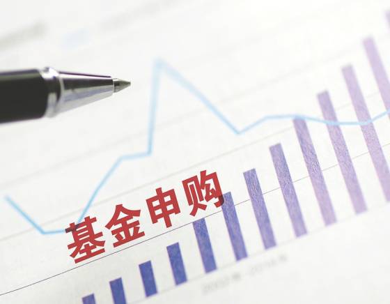 金价站上2440再创新高，行业最大黄金股ETF（517520）大涨近4%！年内涨幅居同类第一