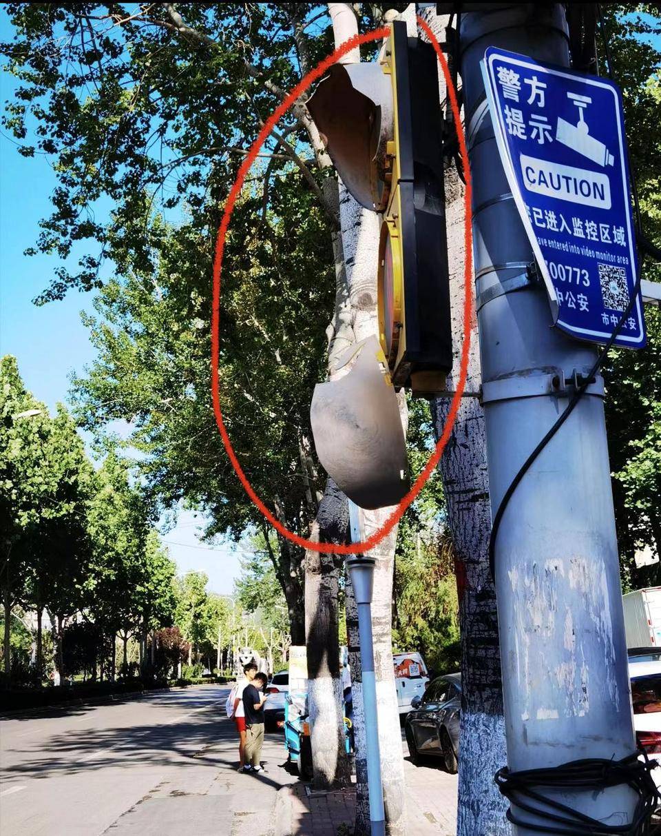 微纪录｜“红绿灯爷爷”