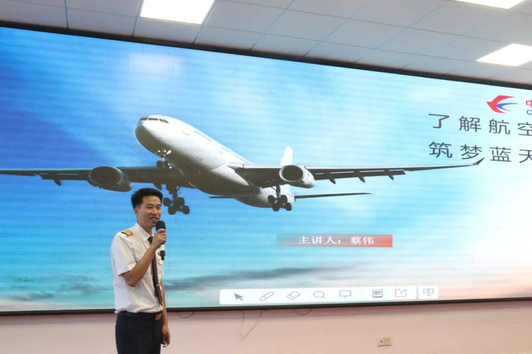 东航2名优秀机长作为第九届亚冬会火炬手完成火炬传递